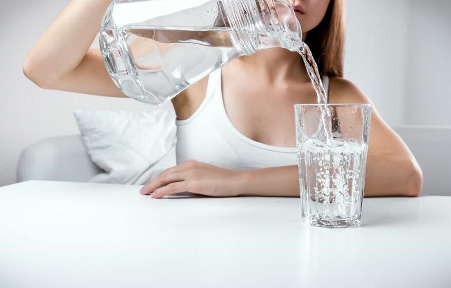 La bevanda abbondante aiuta con il trattamento della cistite